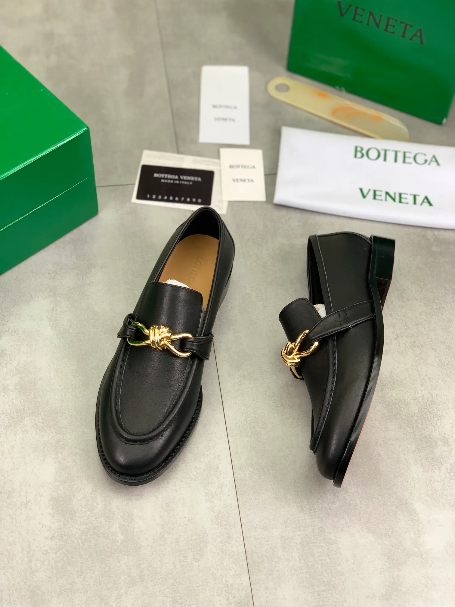 Men's shoes 💰P820 [New model] (genuine leather outsole) water-dyed cow lining 💰High-quality business couple leather shoes 💎💎💎 BOTTEGA VENETA official website synchronizes the latest top version of BV in the market, accept material comparison, shoe type comparison, process comparison, practical and textured, versatile and suitable for any occasion, the more you look at it, the more flavorful it becomes. Purely hand-knitted craftsmanship - Upper material, calfskin imported from Italy 🇮🇹 - High-quality water-dyed cowhide lining - Original private model customized leather outsole -Size: Female 35-39 (40 ordered) Male 39-44 (38 45 can be customized) Color: Multiple colors available